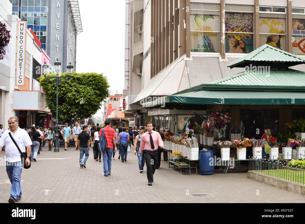 San Jose, Costa Rica - 18. August 2015: Menschen zu Fuß durch die Straßen in der Innenstadt von San Jose, Costa Rica auf 18. August 2015 gesehen Stockfoto