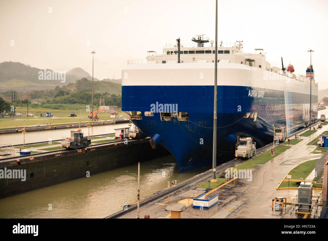 Panama City, Panama - 31. August 2015: Riesiges Frachtschiff betritt den Transit Punkt von Miraflores Schleusen im Panamakanal an einem regnerischen Tag. Zentralamerika Stockfoto