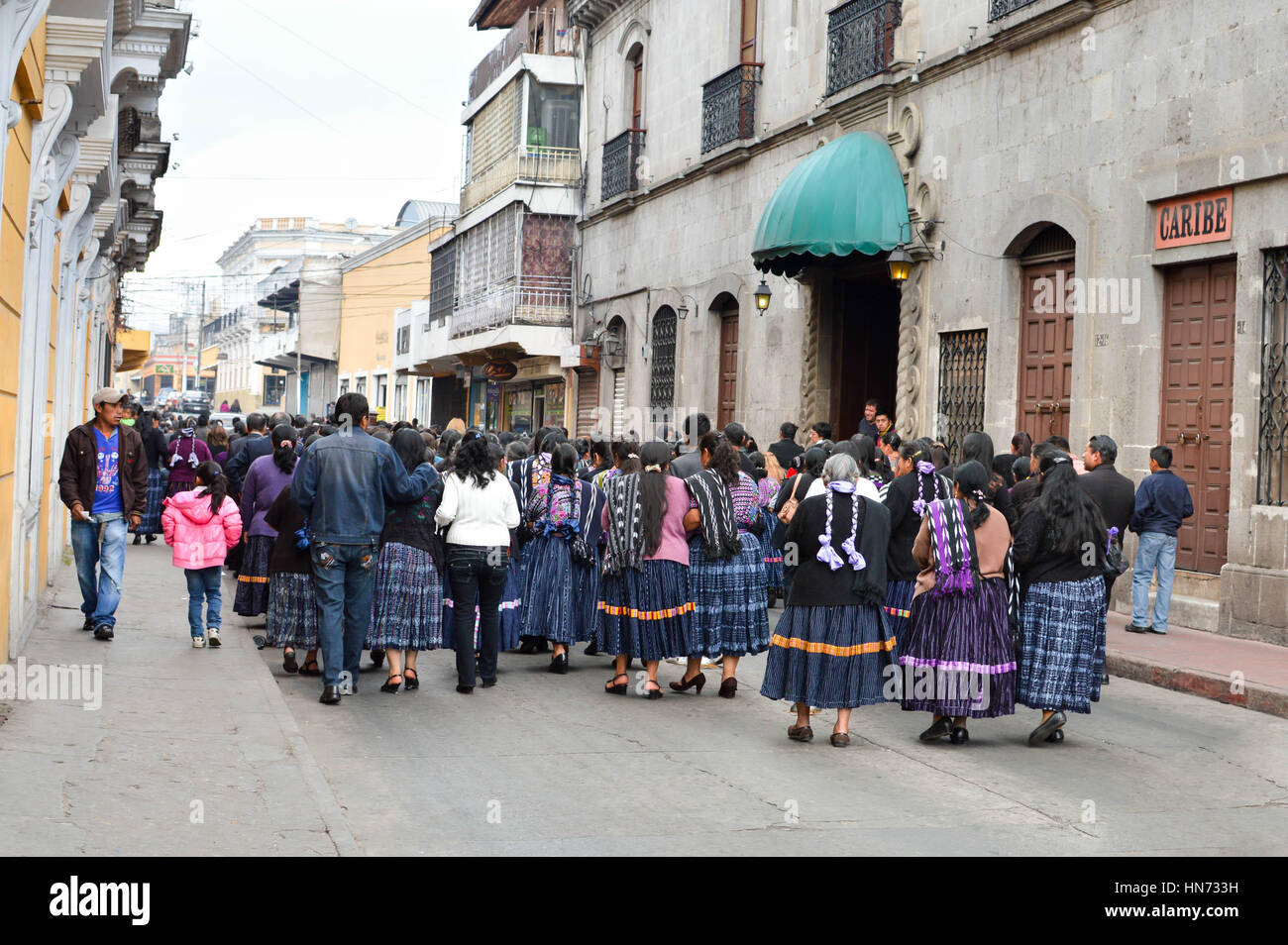 Quetzaltenango, Guatemala - Februar 8,2015: Maya-Volkes an der Trauerfeier teilnehmen, alle Frauen tragen traditionelle Outfit in dunklen Farben in Xela, Stockfoto