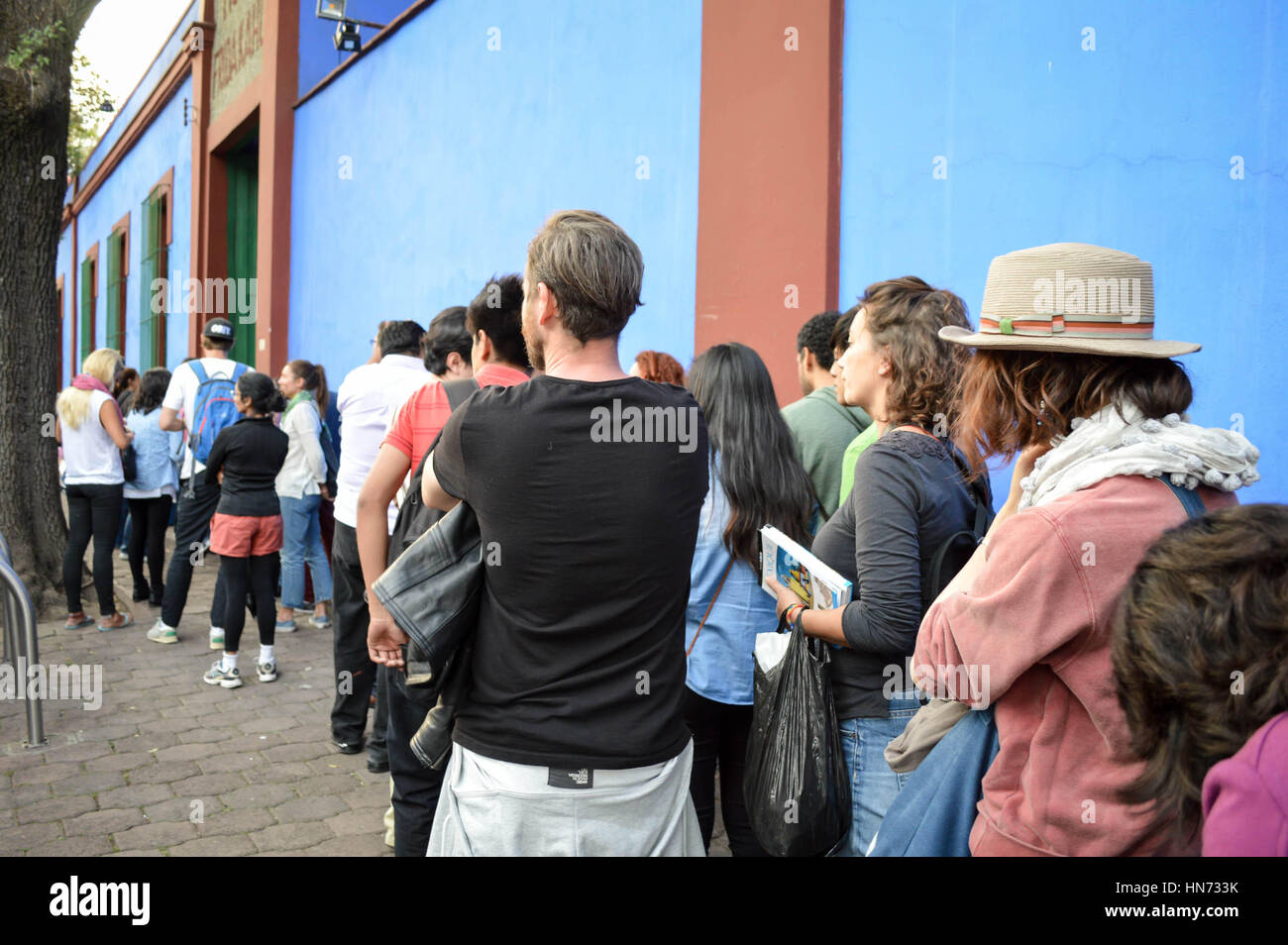 Mexiko-Stadt, Mexiko - 2. November 2014: Touristen in der langen Schlange kommt man zu dem berühmten Frida Kalho Museum in Mexiko-Stadt, flachen DOF warten Stockfoto