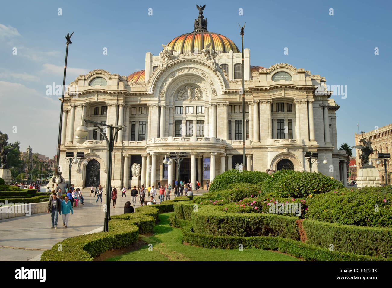 Mexiko-Stadt, Mexiko - 3. November 2014: Menschen verbringen Zeit vor berühmten Palast der schönen Künste in der Nähe von Alameda Central Park in Mexiko-Stadt Stockfoto