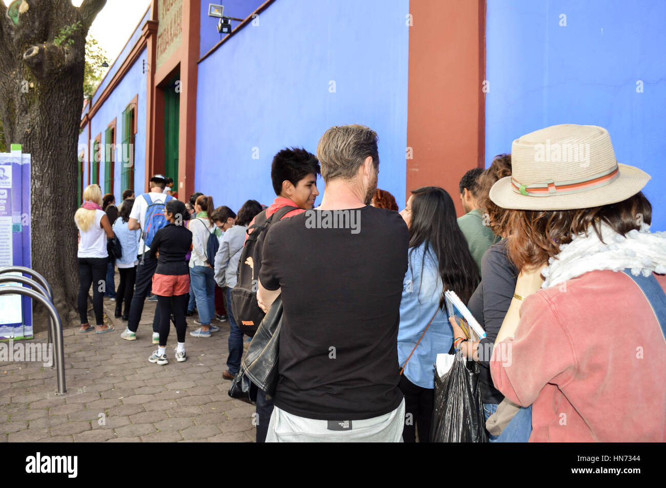 Mexiko-Stadt, Mexiko - 2. November 2014: Touristen warten in langen Reihe kommt man zu dem berühmten Frida Kalho Museum in Mexiko-Stadt. Flachen DOF. Stockfoto