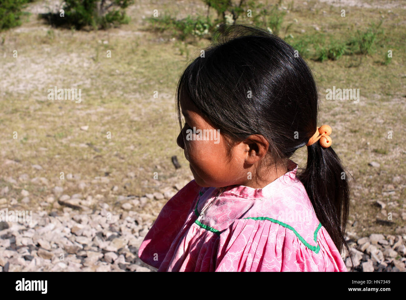 Creel, Mexiko - 9. Oktober 2014: Gesehen Tarahumara indigene Mädchen in traditionellen hellen Outfit in Copper Canyons, Chihuahua, Mexiko im Oktober Stockfoto