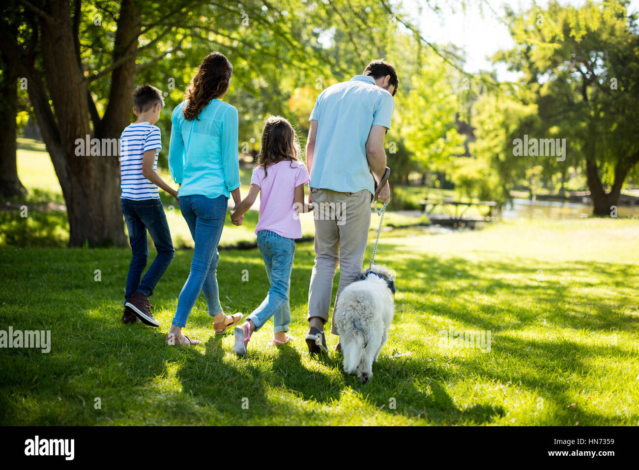 Rückansicht des glücklichen Familie genießt einen Tag im Park an sonnigen Stockfoto