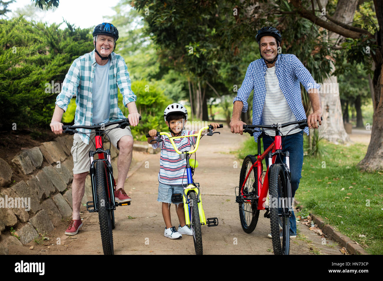 Porträt der glückliche Familie Radfahren im park Stockfoto