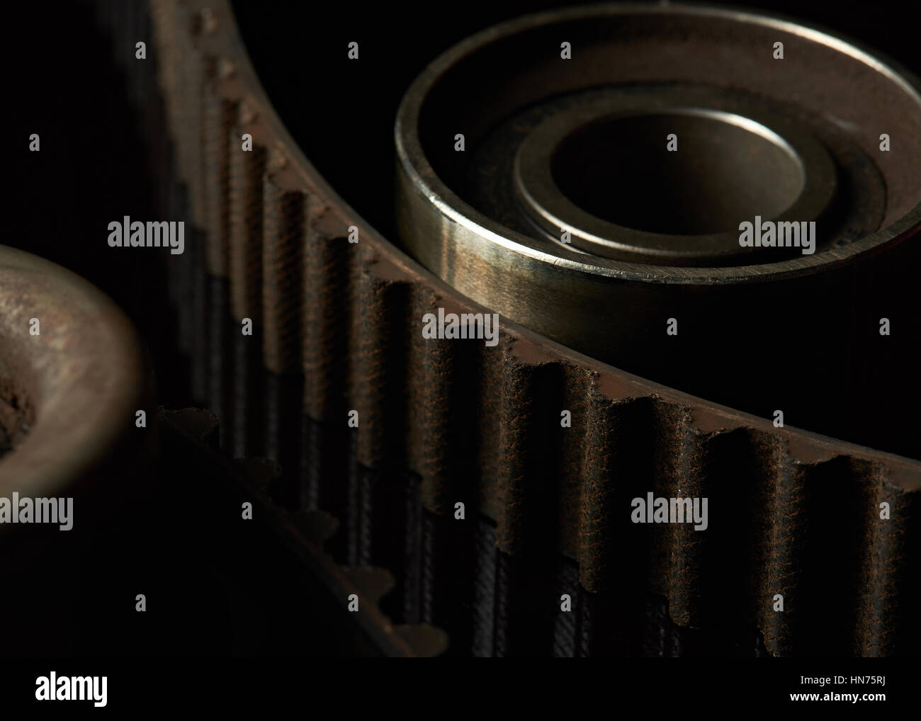 Makro des Timings Riemenzähne auf Walze auf schwarz Stockfoto