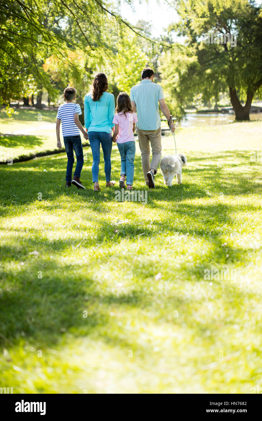 Rückansicht des glücklichen Familie genießt einen Tag im Park an sonnigen Stockfoto