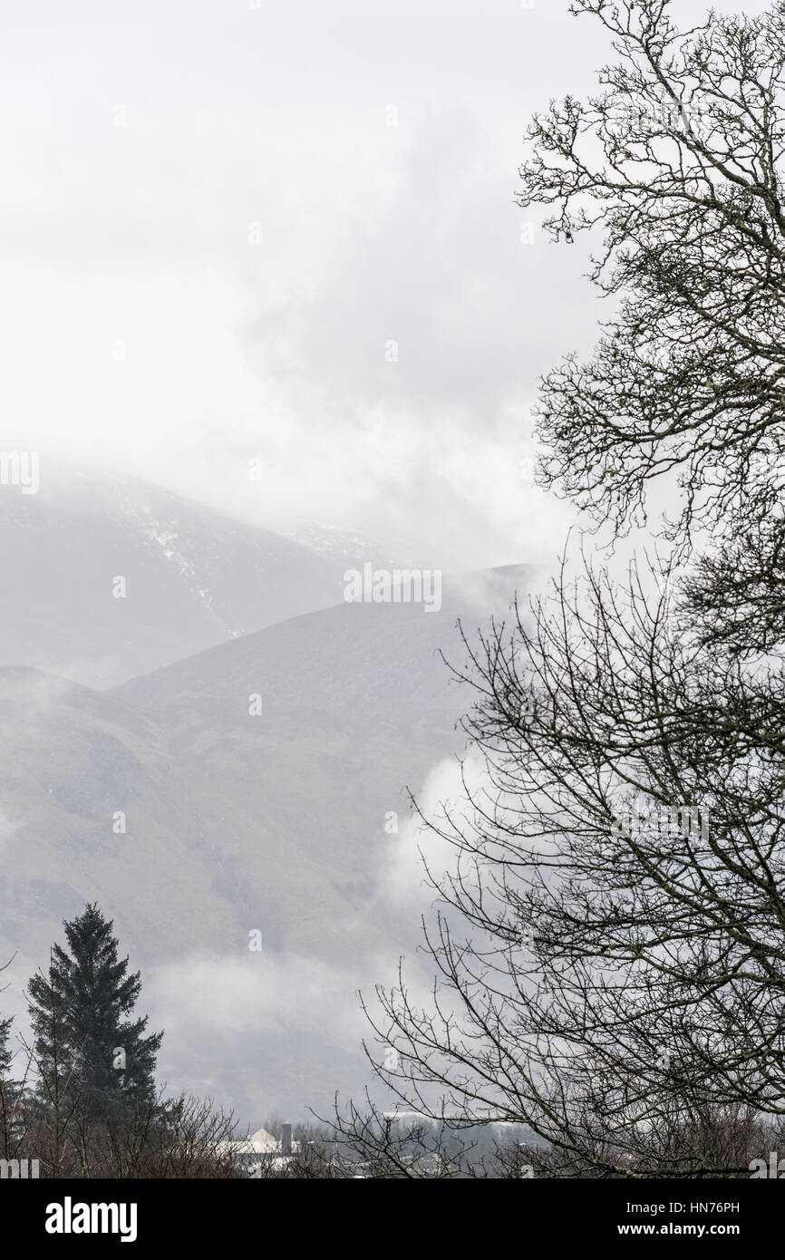 Ben Nevis, der höchste Berg in Großbritannien auf 1345 m, an einem bewölkten, nassen Tag. Stockfoto