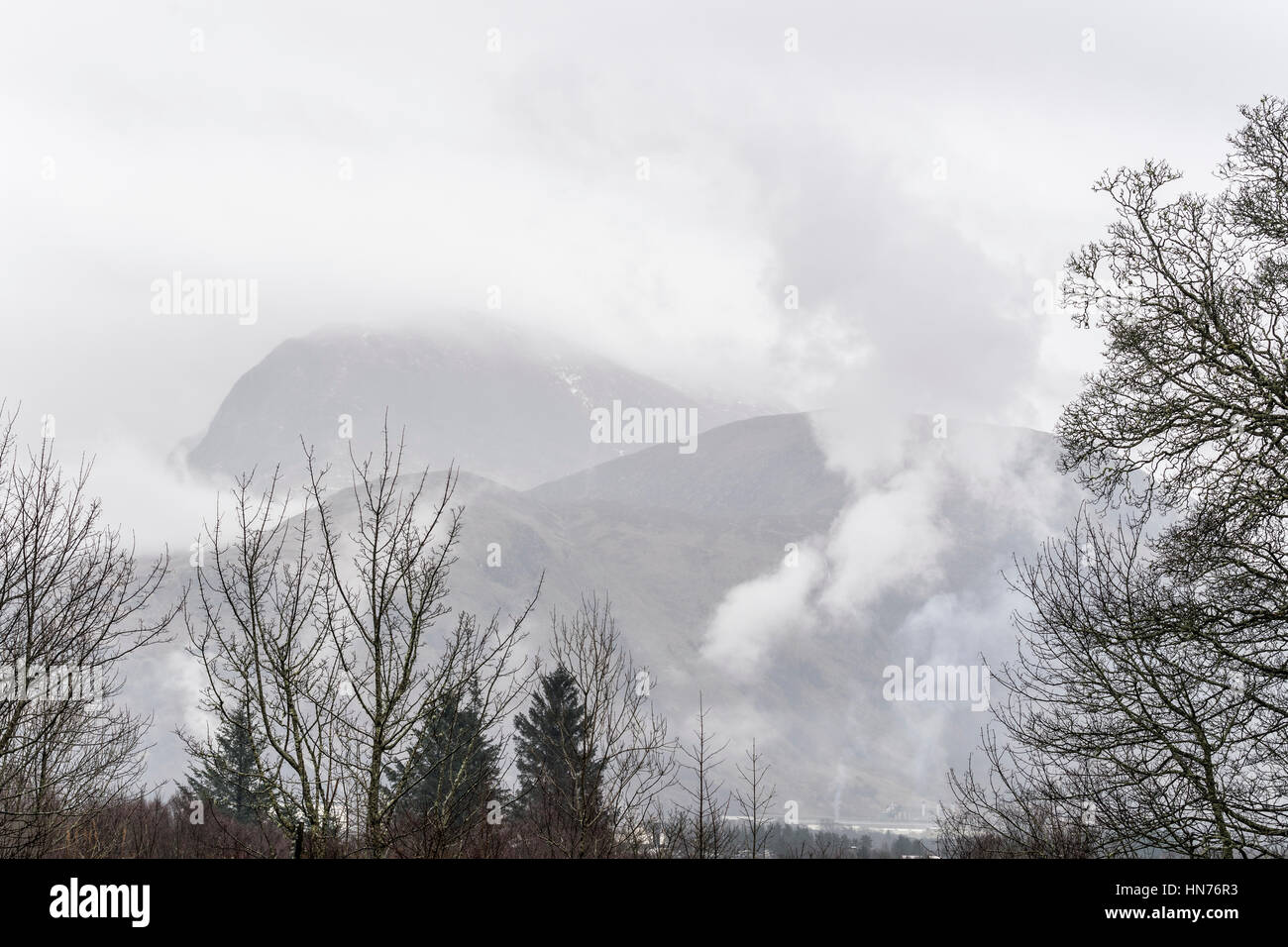 Ben Nevis, der höchste Berg in Großbritannien auf 1345 m, an einem bewölkten, nassen Tag. Stockfoto