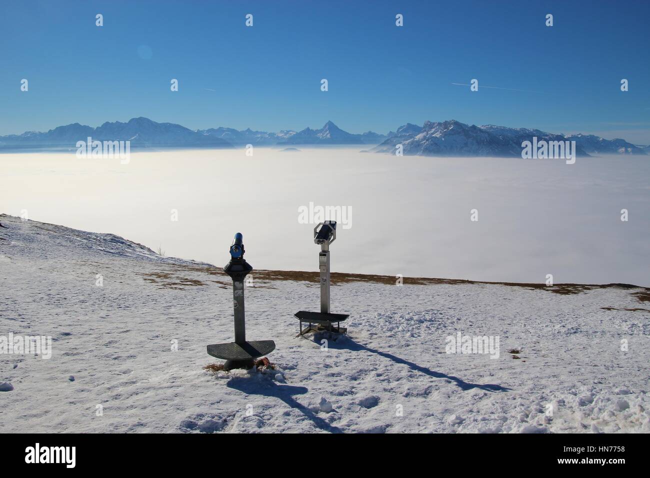 Anzeigen von zwei Anzeige-Teleskopen und in den Alpen. Eine Schicht von Hochnebel über der Stadt Salzburg, Österreich, Europa. Auf dem Gipfel des Berges Gaisberg. Stockfoto