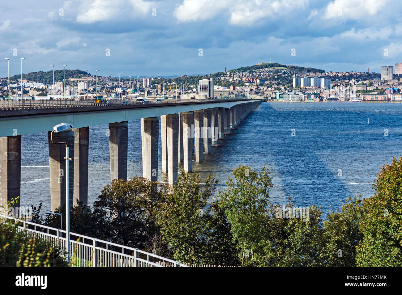 Die Tay-Straßenbrücke über den Fluss Tay von Newport-auf-Tay nach Dundee in Schottland, Vereinigtes Königreich mit Dundee im Hintergrund Stockfoto