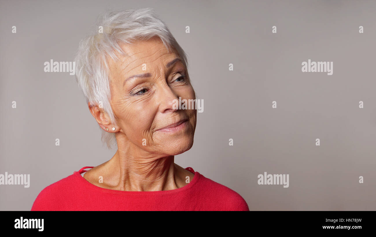 ältere Frau betrachten textfreiraum zufrieden. Panorama 16:9-Banner oder Header-Format. Stockfoto