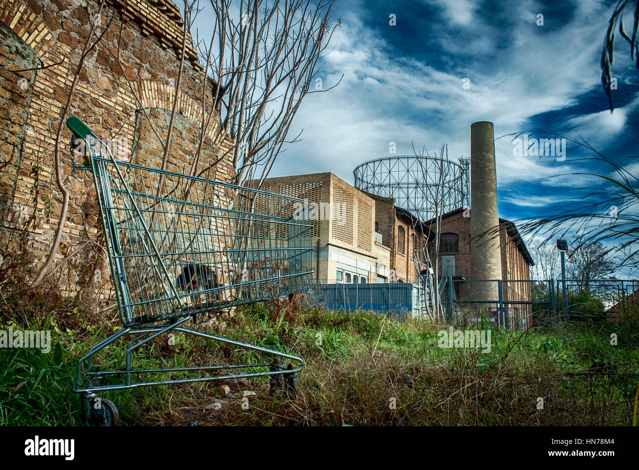 Die Außenseite des ehemaligen Seifenfabrik Mira Lanza. Im Hintergrund der Gasometer. Rom Stockfoto