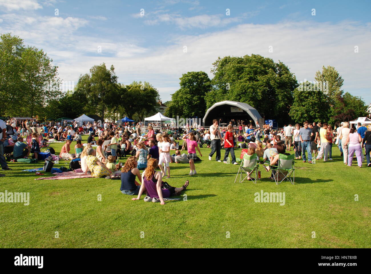 Die Zuschauer sitzen auf dem Rasen auf dem jährlichen Tentertainment Music Festival in Tenterden in Kent, England am 13. Juni 2009. Stockfoto
