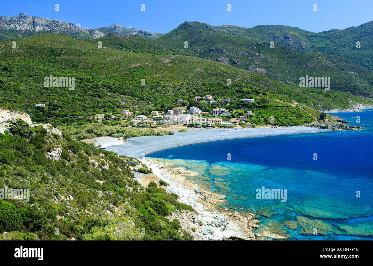 Blick auf Strand und Martello Tower an Albo, Cap Corse, Korsika, Frankreich Stockfoto