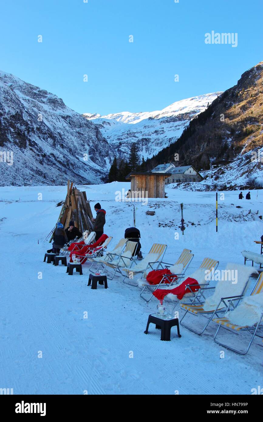 Sonnenliegen vor einem Ski Lodge in den Bergen in Österreich ...