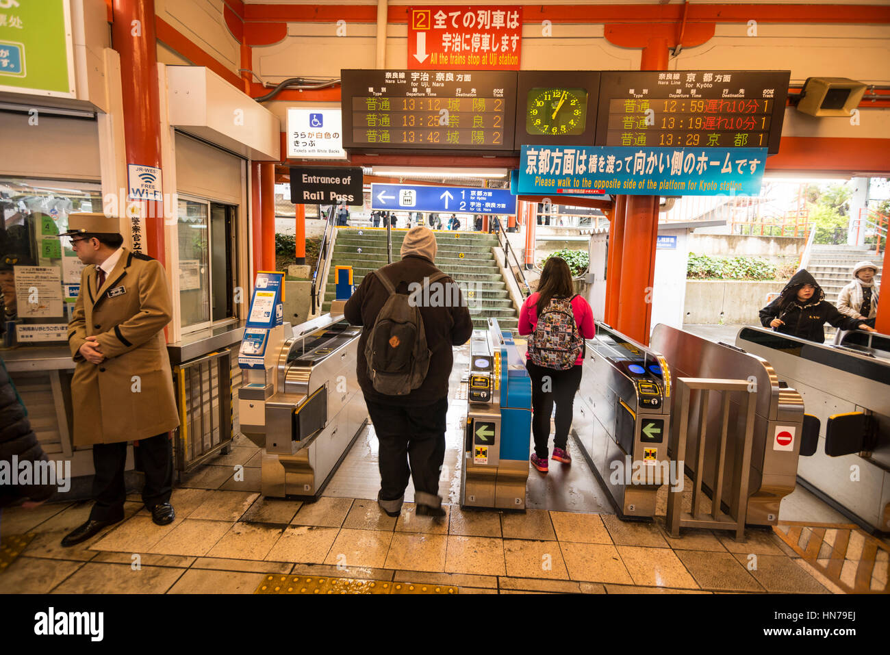 Inari-Bahnhof JR Ticket Barrieren, Kyoto, Japan Stockfoto