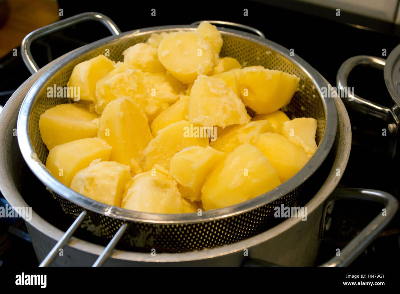 Gekochte Kartoffeln in einer Abtropffläche par Stockfoto