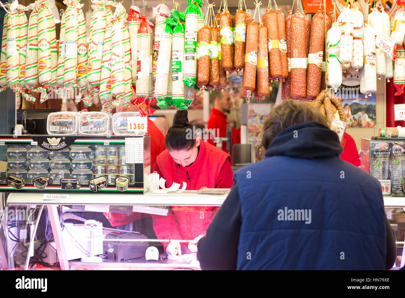 Ungarn, Budapest, ein Einheimischer in einem Fleisch serviert wird stall in der zentralen Markthalle der Stadt. Stockfoto