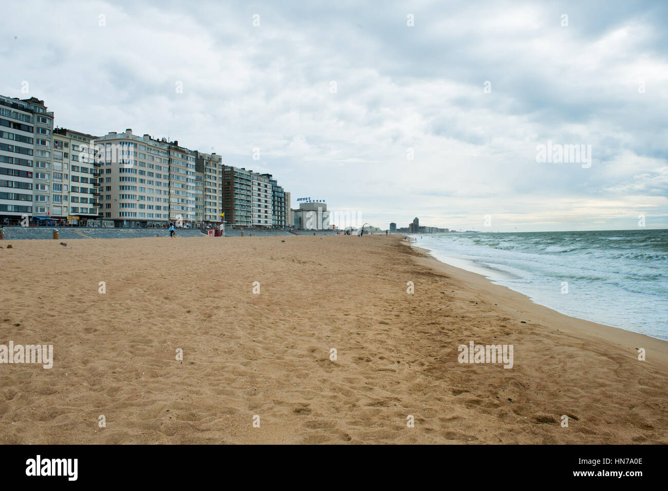 Ostende, Belgien - 7. August 2012: Querformat von Gebäuden, Stadtstrand und Meer im bewölkten Tag Stockfoto
