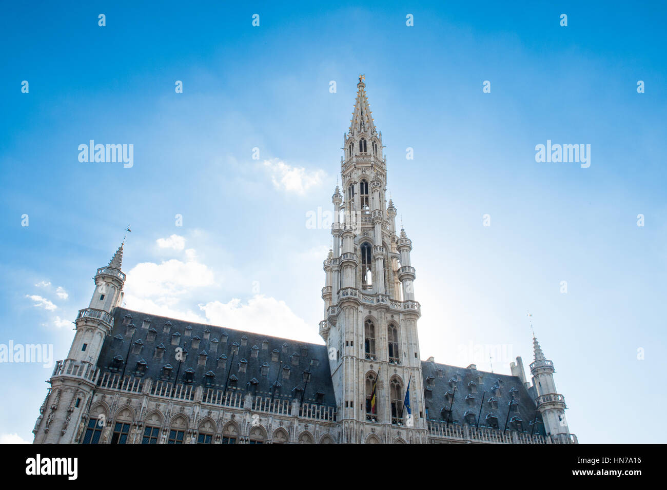 BRUXELLES, Belgien - 12. August 2012: Blick auf blauen Himmel des Grand-Place, Gebäude, historische Architektur der Stadt Stockfoto