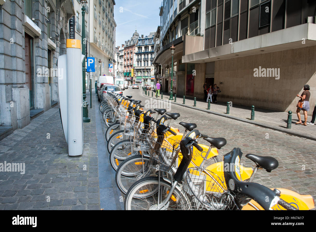 BRUXELLES, Belgien - 13. August 2012: Linie der gelben neue öffentliche Fahrräder, Transportsystem für Umwelt in der städtischen Straße Stockfoto