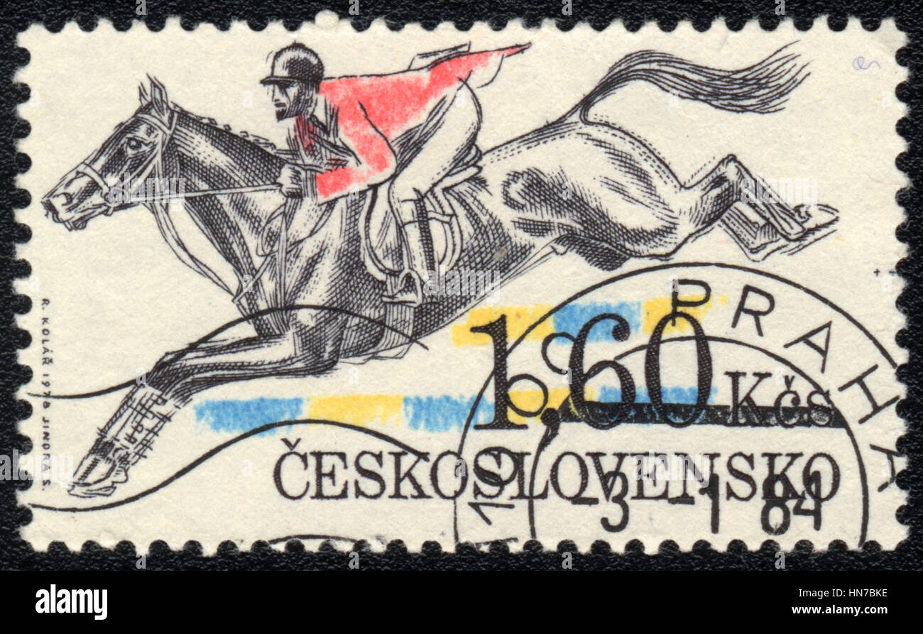 Eine Briefmarke gedruckt in Tschechoslowakei zeigt eine Springreiten, Pferdesport-Serie, ca. 1984 Stockfoto