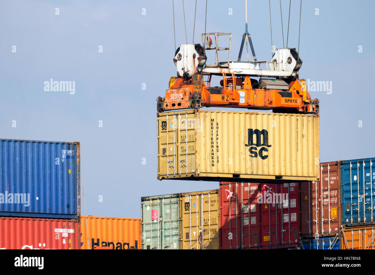 ROTTERDAM, Niederlande - 16. März 2016: Container verschoben werden, indem ein Kranführer im Hafen von Rotterdam. Stockfoto