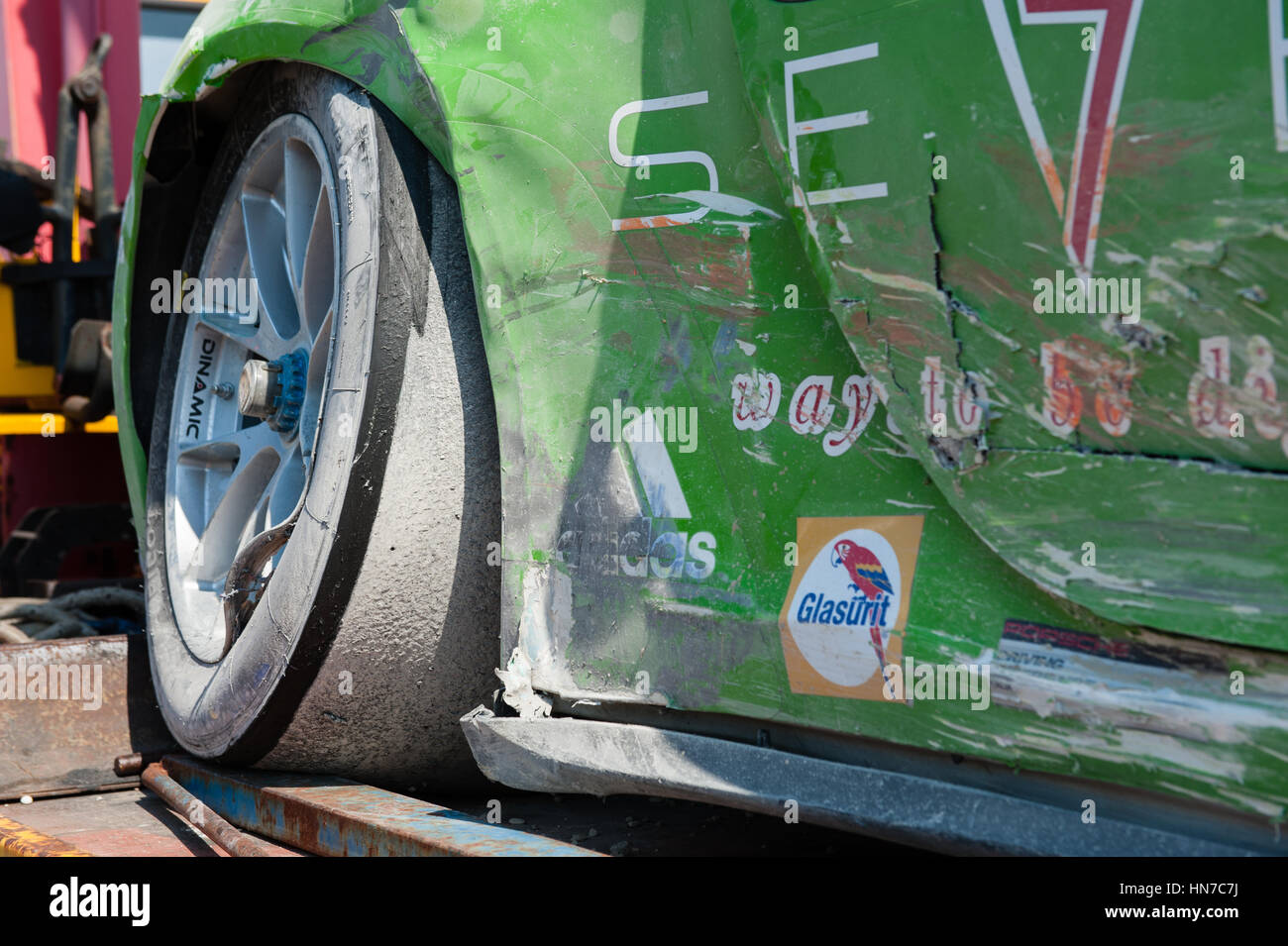 Vallelunga, Rom, Italien. 10. September 2016. Porsche Carrera racing abgestürzt, Detail der beschädigte Körper und Reifen Stockfoto