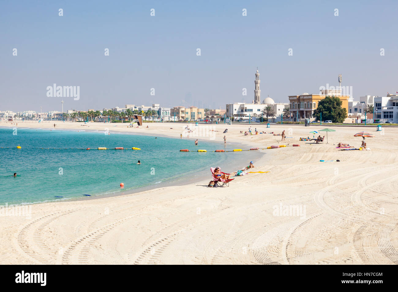 DUBAI, Vereinigte Arabische Emirate - 6. Dezember 2016: Der Umm Suqeim öffentlichen Strand in Dubai. Vereinigte Arabische Emirate, Naher Osten Stockfoto