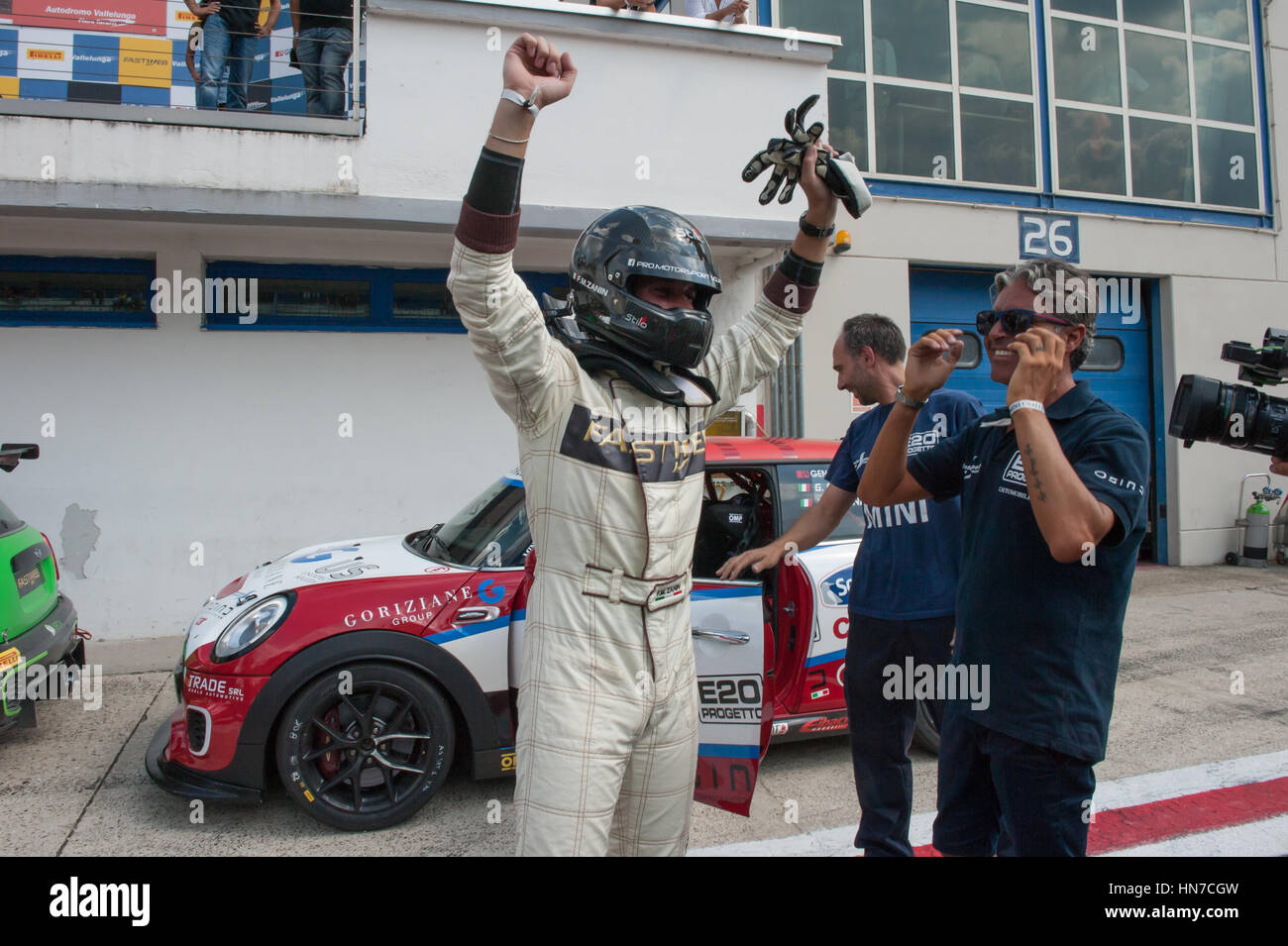 Vallelunga, Rom, Italien. 10. September 2016. Mini Challenge Cup, Fahrer glücklich und Auto in der Boxengasse nach dem Rennen zu gewinnen Stockfoto