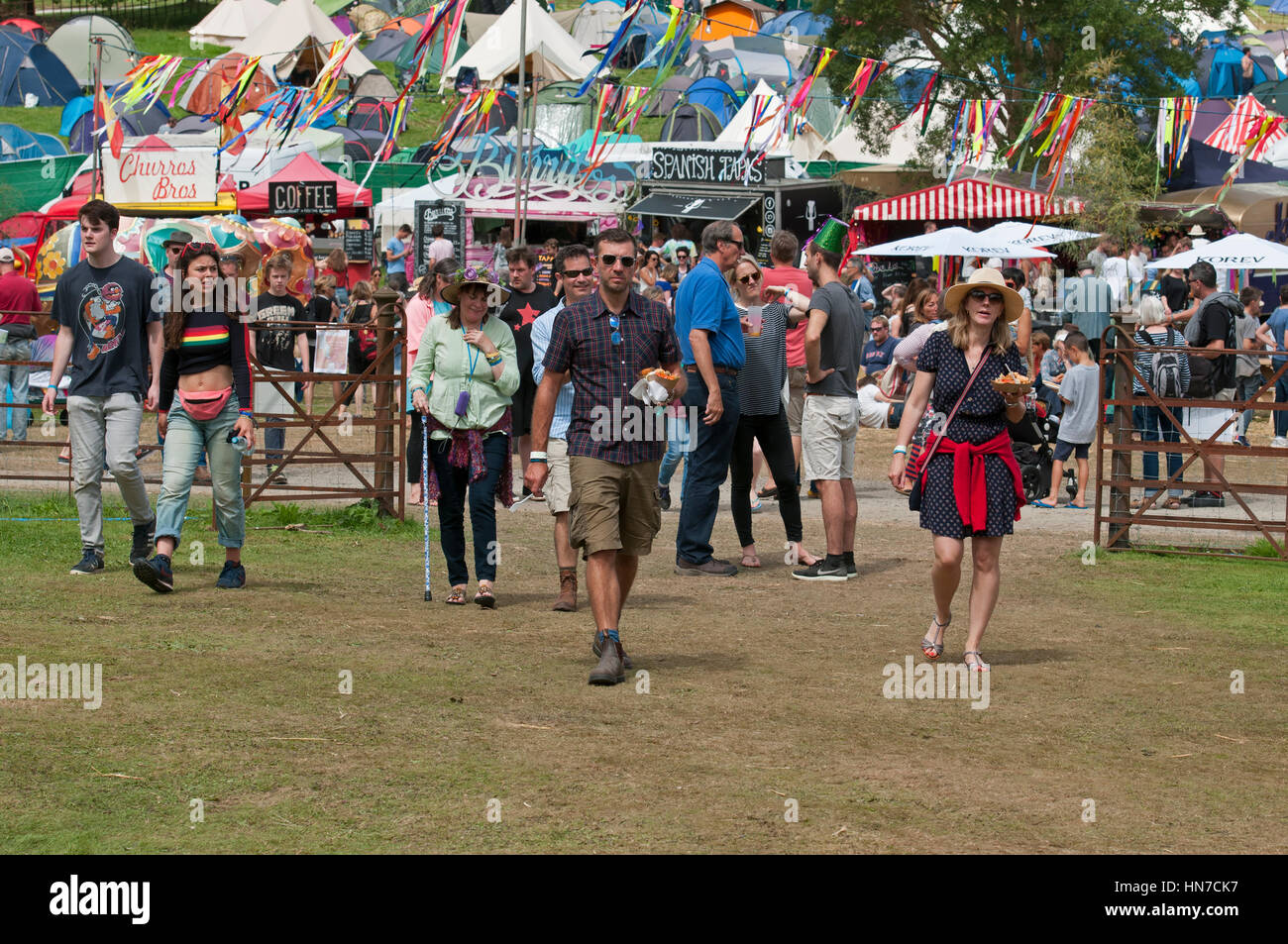 Massen der Festivalbesucher mit Festzelte FESTZELTE und Flaggen im Hintergrund zu Fuß rund um den Hafen Eliot Festival Cornwall GROSSBRITANNIEN Stockfoto