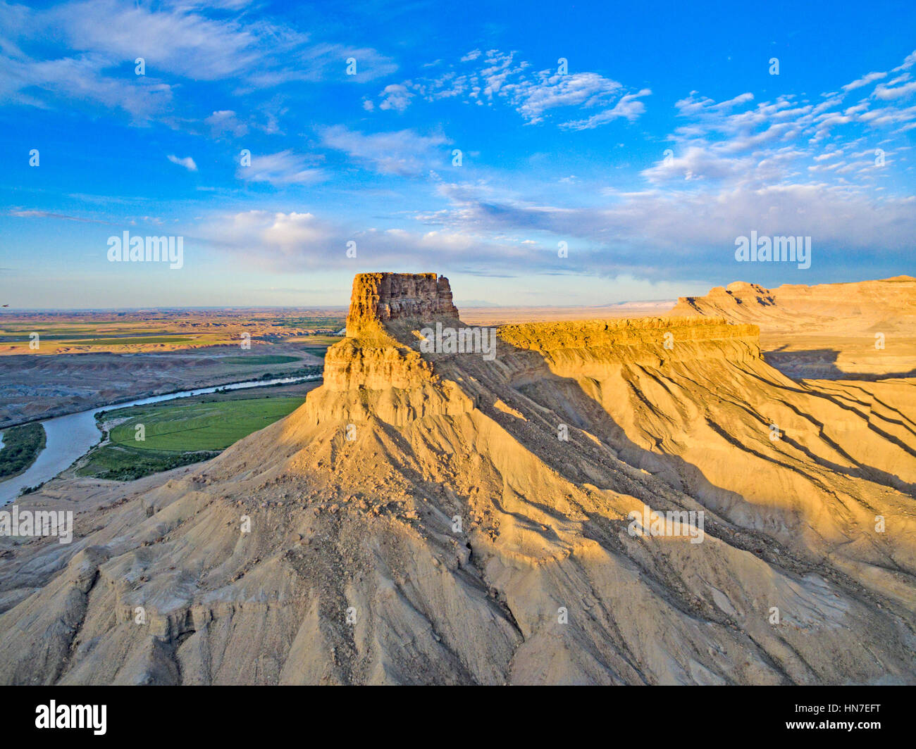 Gunnison Butte und Green River, Utah, grünen Fluss der Stadt darüber hinaus Stockfoto