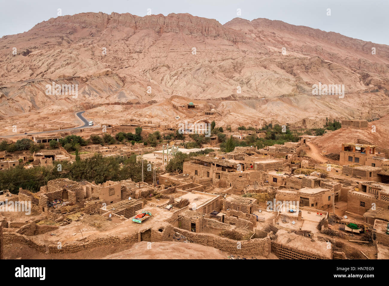 Blick auf das Dorf Toyuq und die Moschee, Xinjiang Autonome Region, China. Stockfoto