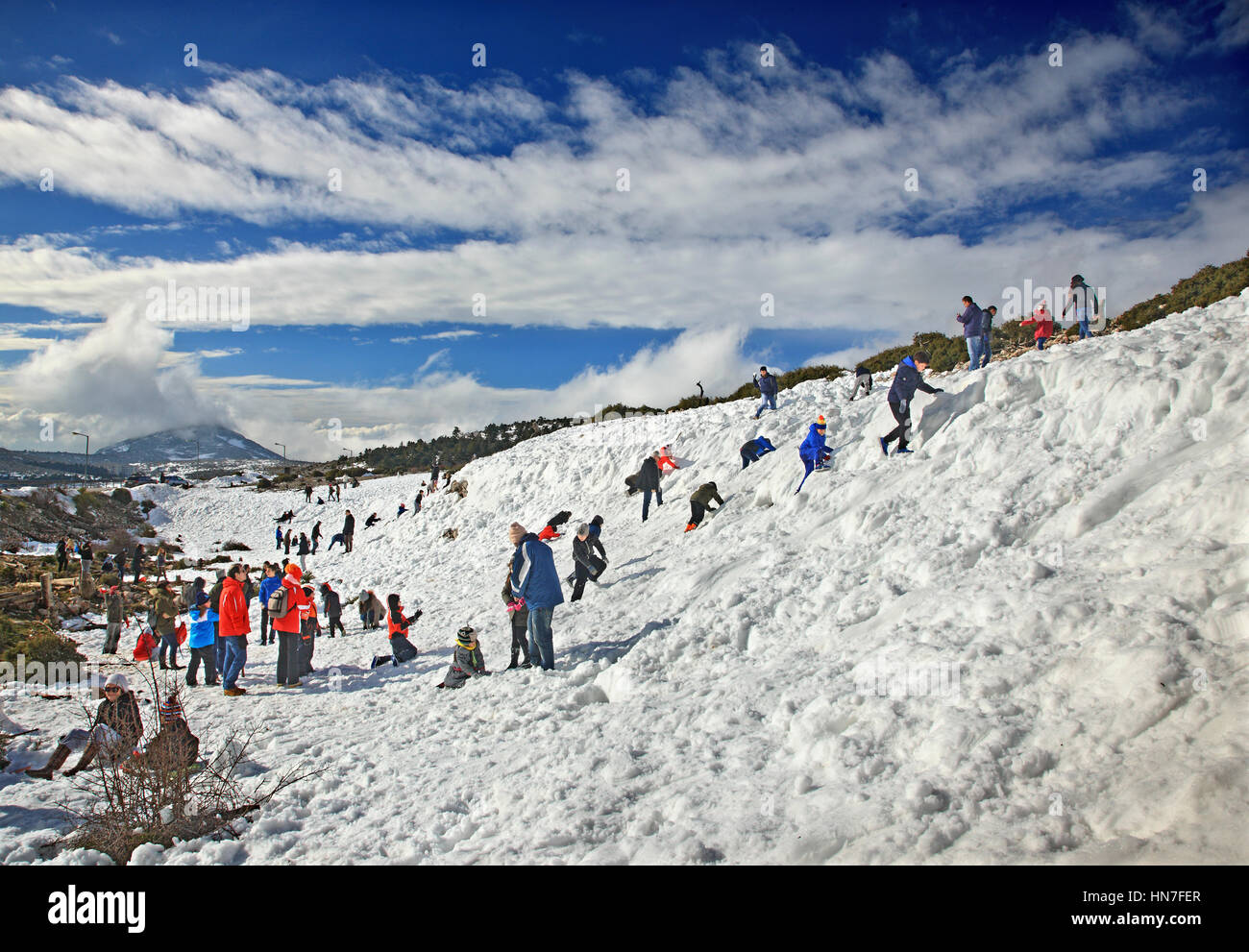 Familien spielen mit dem Schnee am Berg Parnitha, ganz in der Nähe von Athen, Attika, Griechenland. Stockfoto