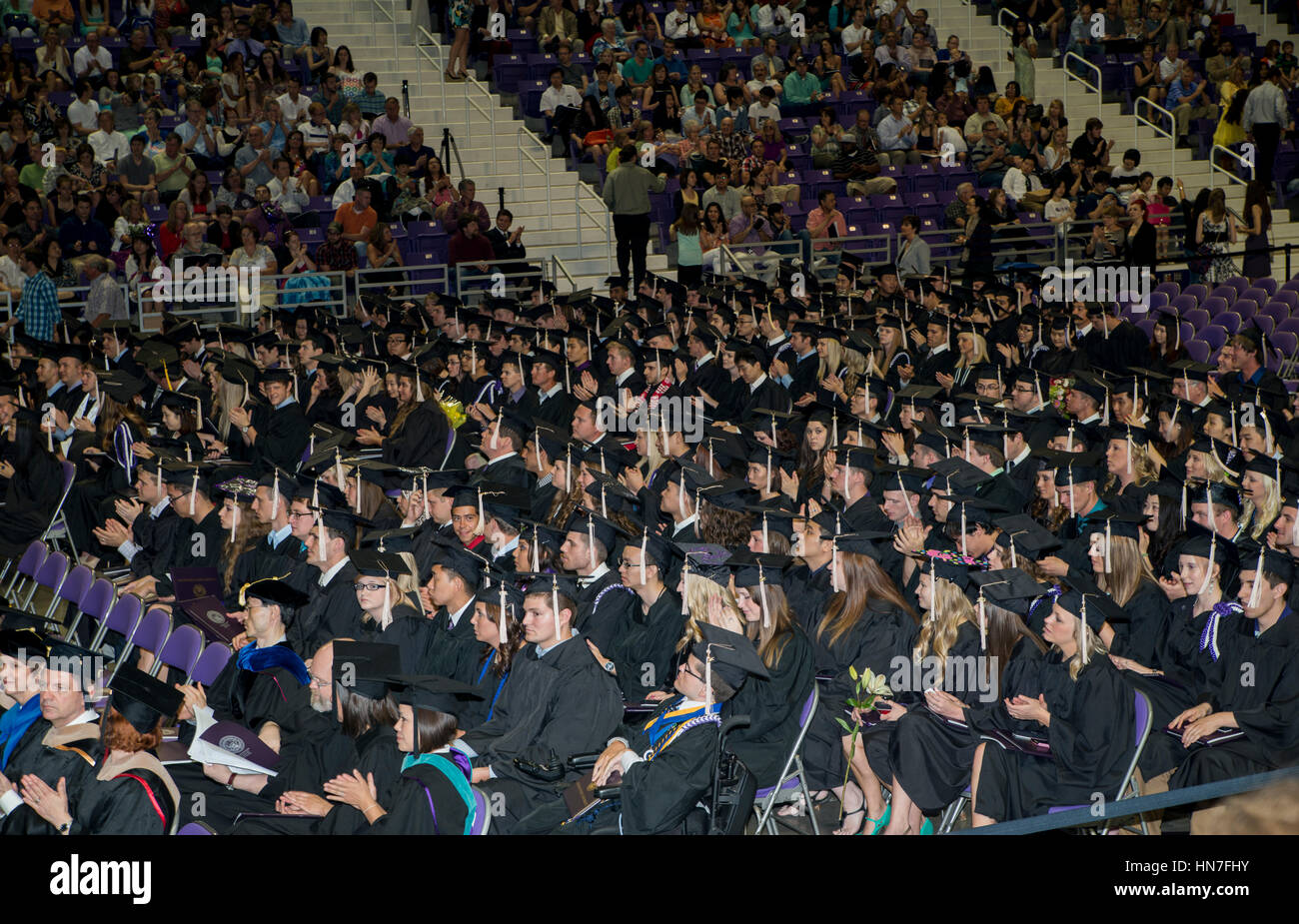 Manhattan, Kansas.  Kansas State University. Abschlussfeier.  Studenten, die darauf warten, ihr Diplom bekommen. Stockfoto