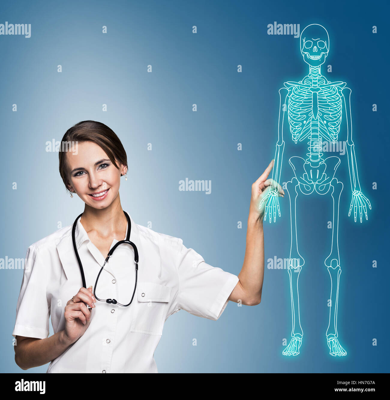 Arzt Frau zeigte auf der Zeichnung menschlichen Skeletts. Stockfoto