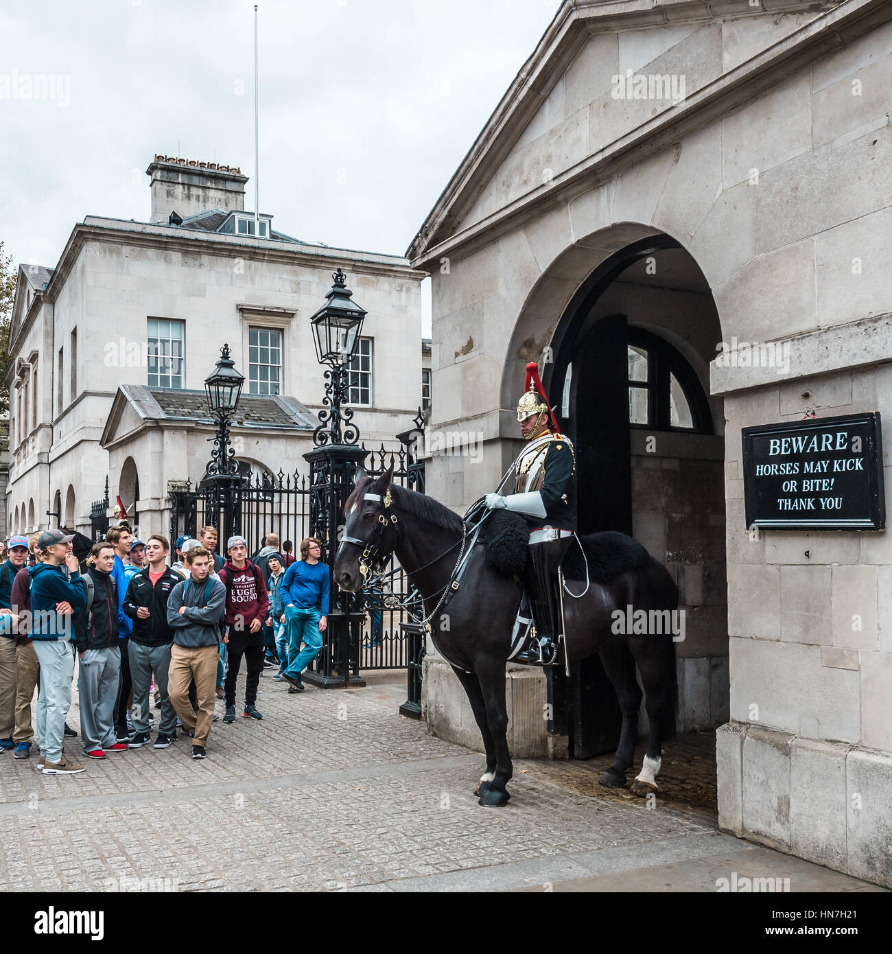 London, Vereinigtes Königreich - 20. Oktober 2016: Menschen sind stehen und beobachtete montiert Leben Königinnenwache der Household Cavalry steht in einem Stockfoto