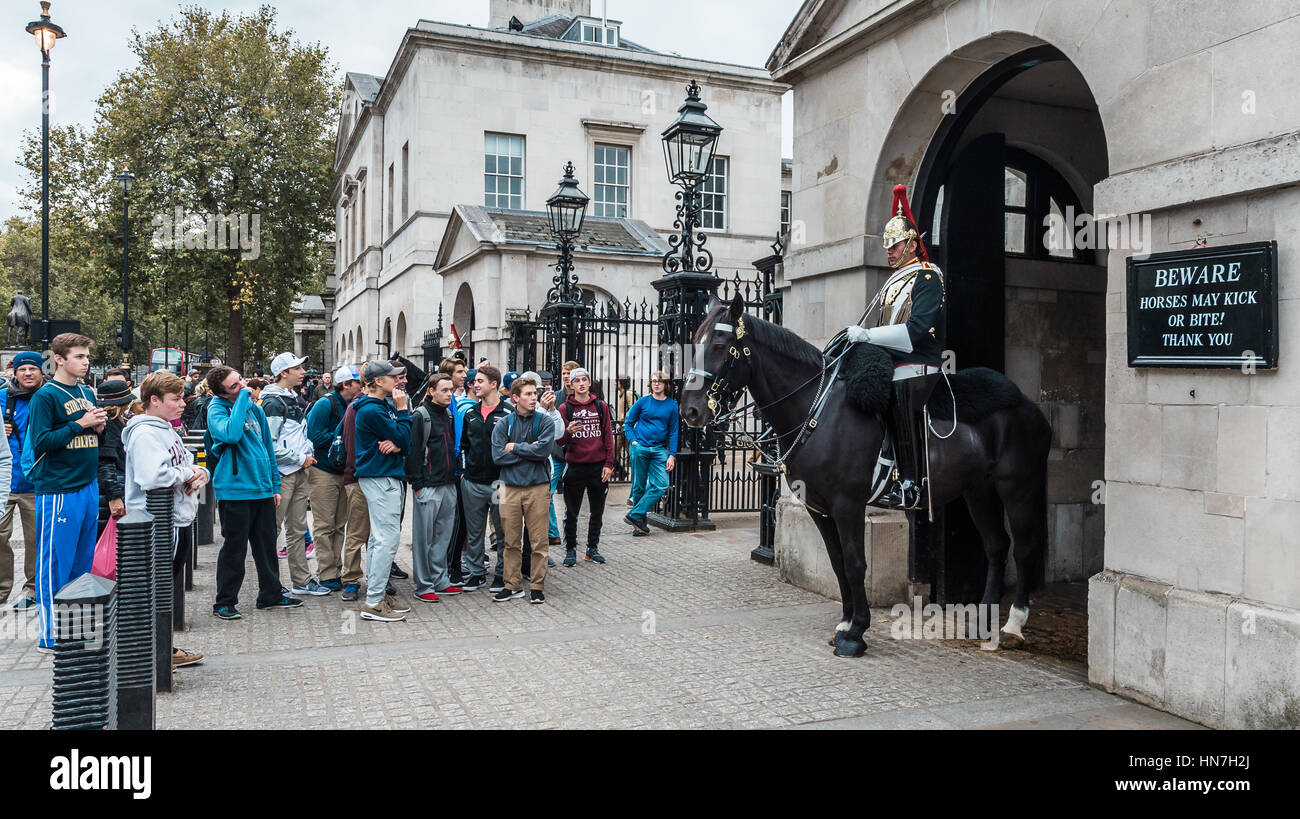 London, Vereinigtes Königreich - 20. Oktober 2016: Menschen sind stehen und beobachtete montiert Leben Königinnenwache der Household Cavalry steht in einem Stockfoto