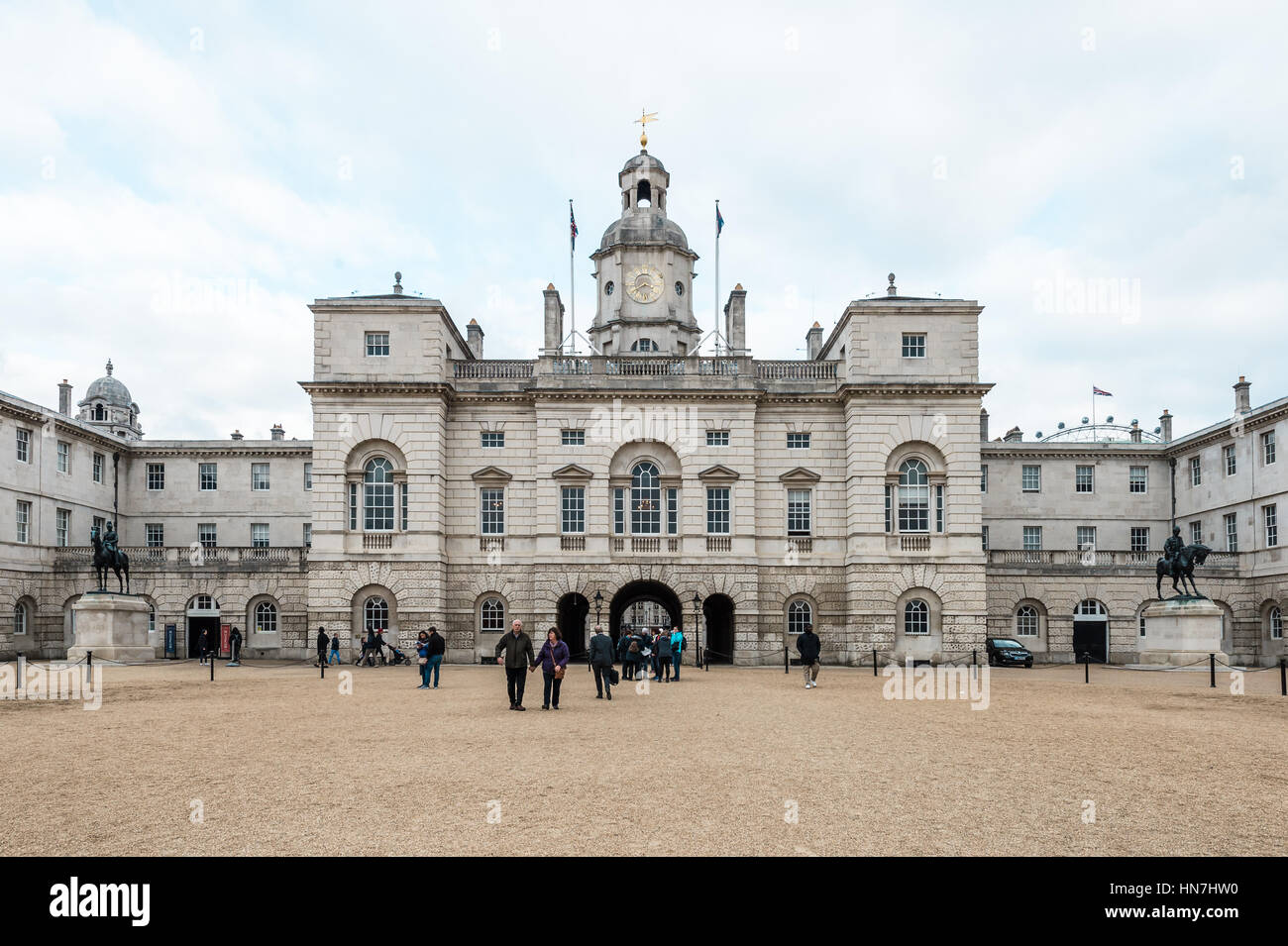 London, Vereinigtes Königreich - 20. Oktober 2016: Menschen Royal Horse Guards Parade im Admiralty House in London, England besuchen Stockfoto