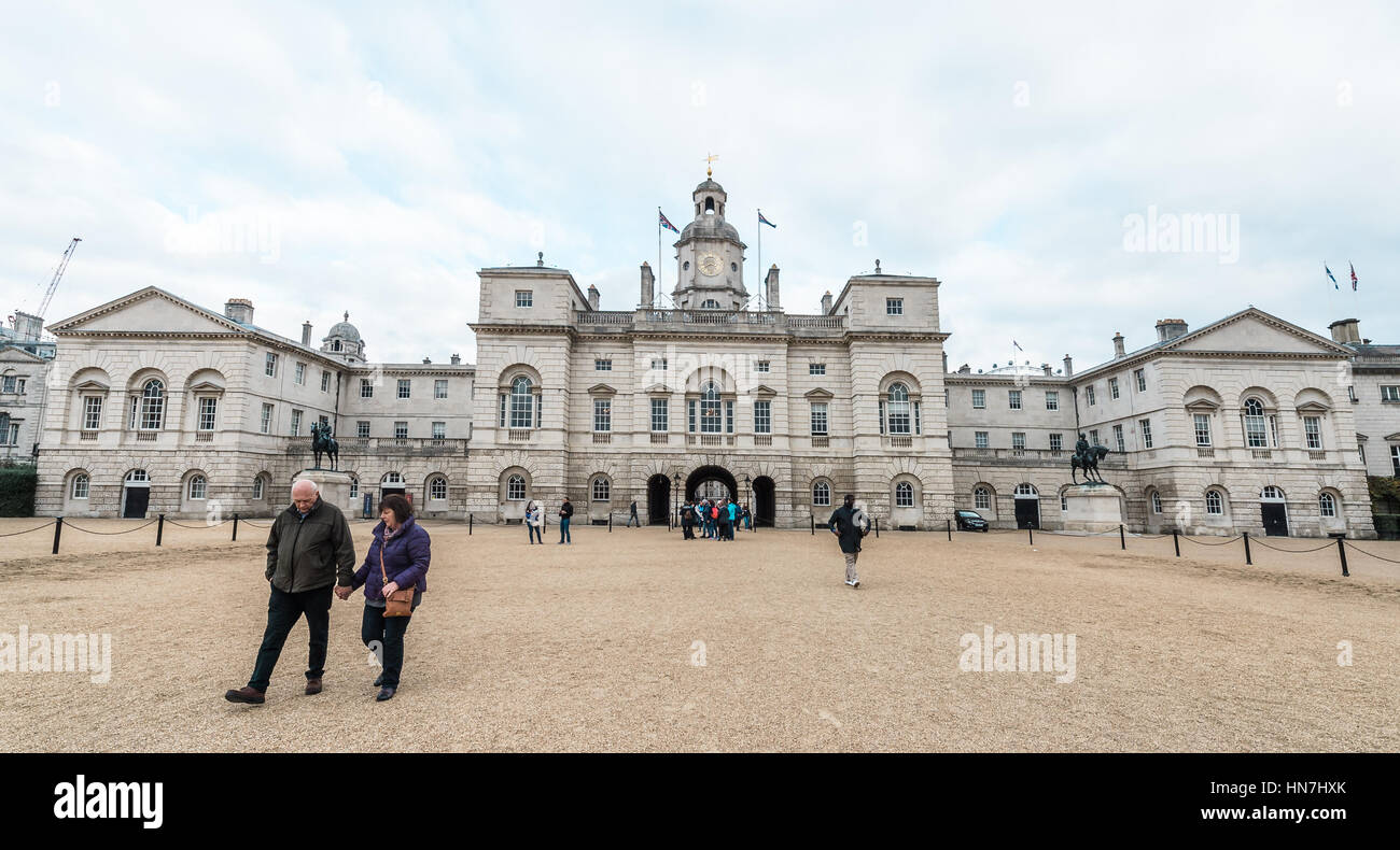 London, Vereinigtes Königreich - 20. Oktober 2016: Menschen Royal Horse Guards Parade im Admiralty House in London, England besuchen Stockfoto