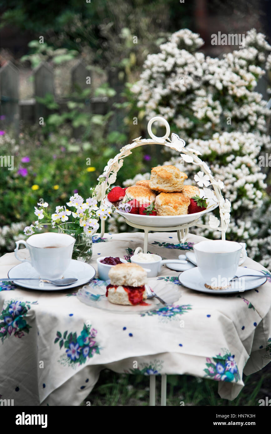 Tee Pause Scone Strawberry Jam Garten im freien Konzept Stockfoto