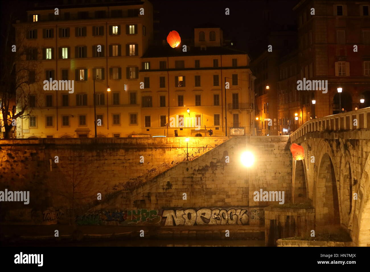 Roma, Italien. 8. Februar 2017. Eine Gruppe von jungen und Mädchen aus Ponte Sisto werfen einige Papierlaternen in den Himmel von Rom. Bildnachweis: Matteo Nardone/Pacific Press/Alamy Live-Nachrichten Stockfoto