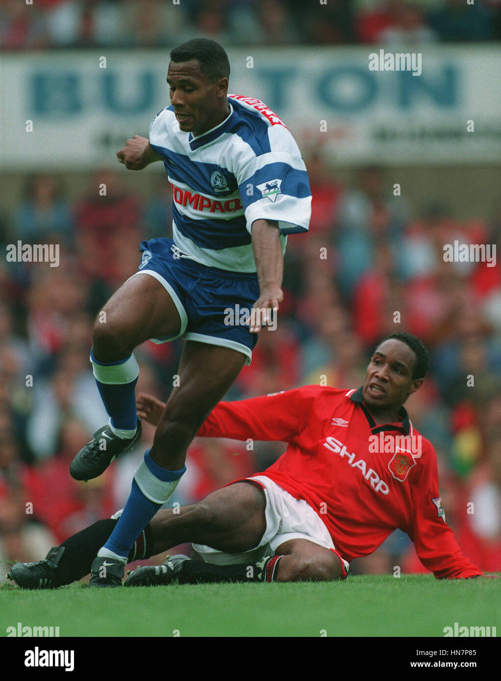 INCE BEFASST SICH MIT FERDINAND VON HINTEN. MANCHESTER U V Q.P.R 20. August 1994 Stockfoto