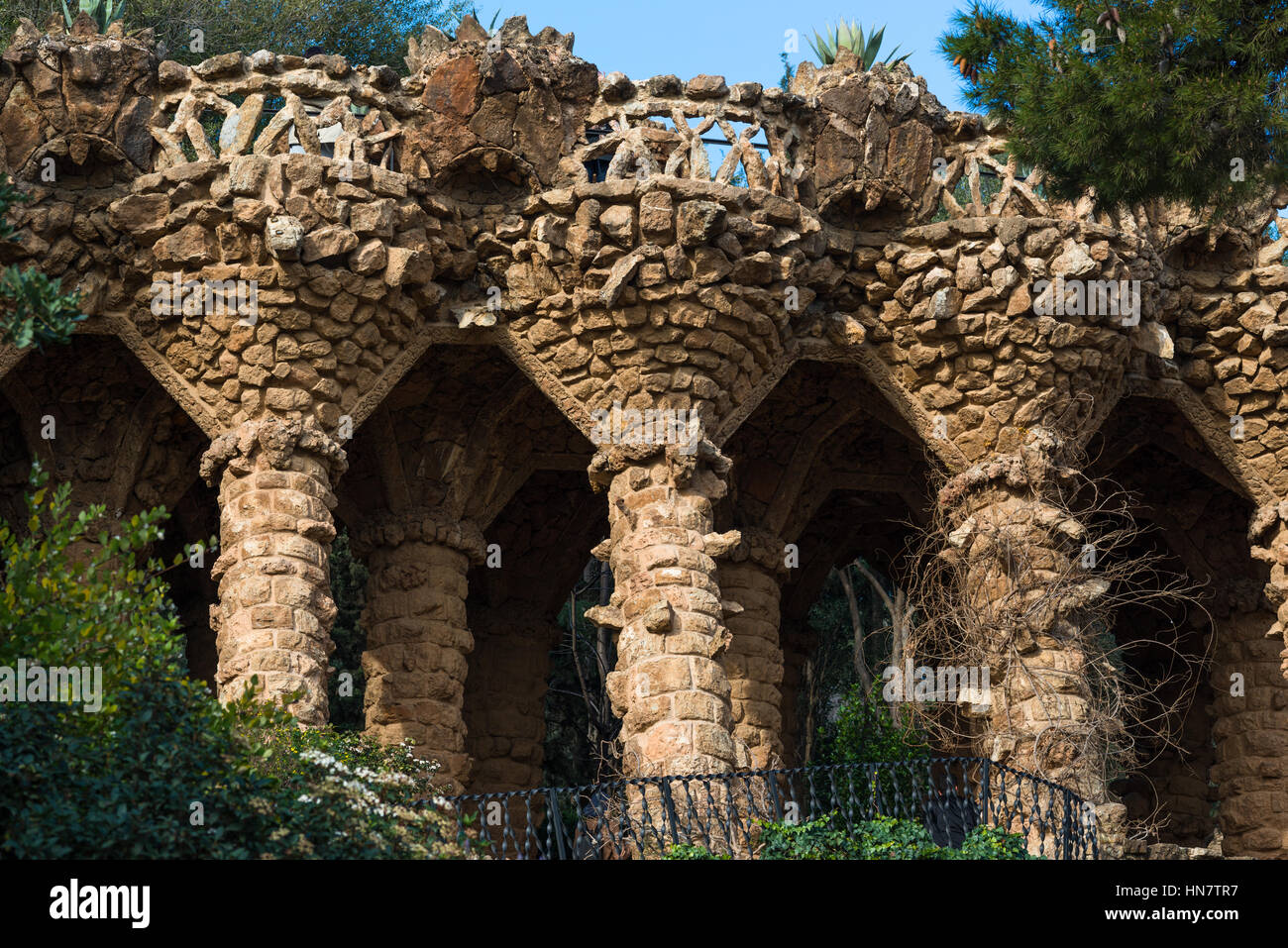 Kolonnaden Fußweg und Vögel Nester gebaut von Gaudi im Park Güell, Barcelona, Spanien. Stockfoto