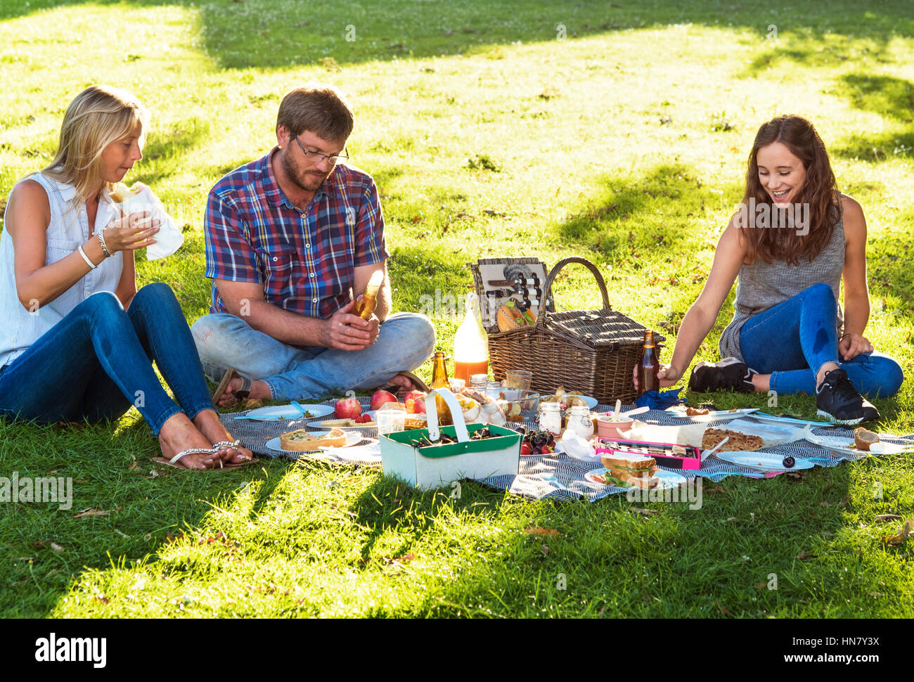 Familien-Picknick im freien Zweisamkeit Entspannungs-Konzept Stockfoto