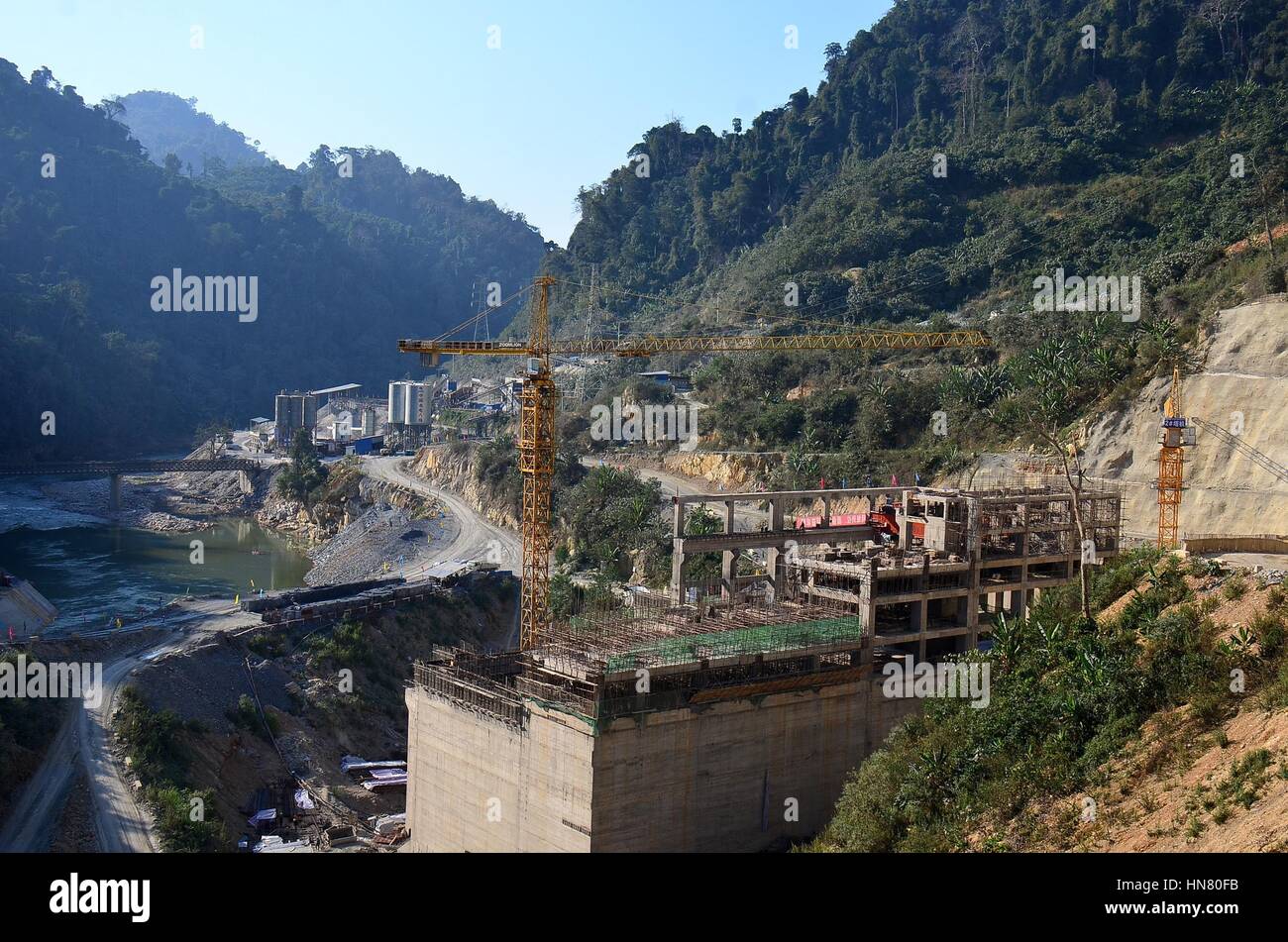 (170209)--BOKEO(LAOS), 9. Februar 2017 (Xinhua)--Foto am 7. Februar 2017 zeigt die Baustelle des Nam Tha 1 Wasserkraftwerk in der Provinz Bokeo, Laos. Das Projekt wird voraussichtlich seine erste Generator-Einheit am Ende September 2017 starten, und die drei Genetor-Einheiten werden bereit für den Start im Januar 2018. (Xinhua/Liu Ailun) (Yk) Stockfoto