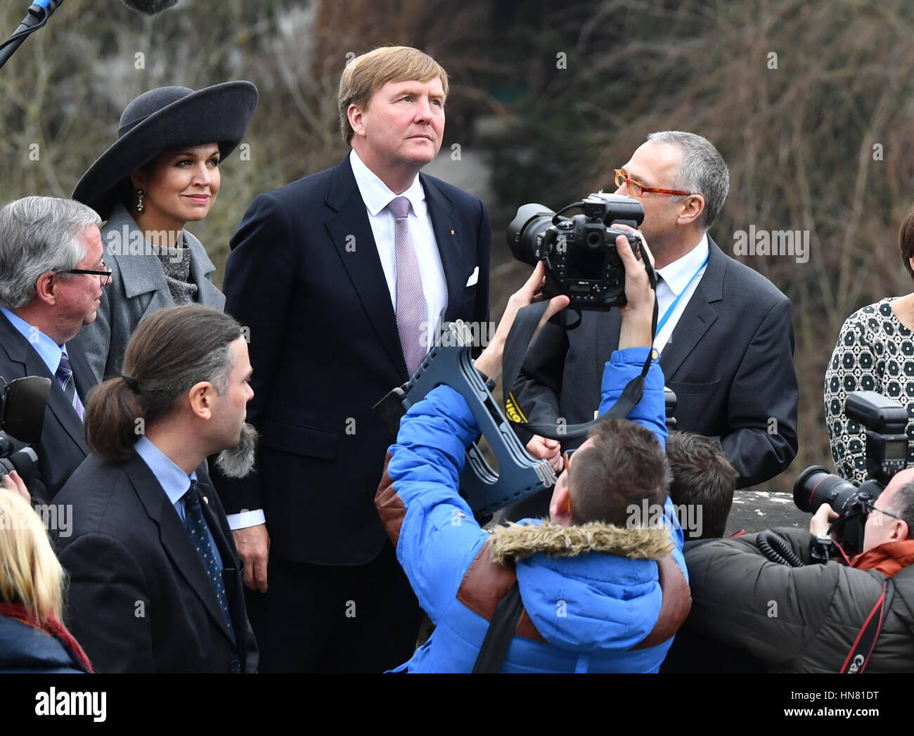 Weimar, Deutschland. 8. Februar 2017. König Willem-Alexander der Niederlande (hinten L-R) und Königin Maxima stehen mit dem Direktor der Goethe und Schiller-Archiv, Bernhard Fischer, in Weimar, Deutschland, 8. Februar 2017. Foto: Jens Kalaene/Dpa/Alamy Live News Stockfoto