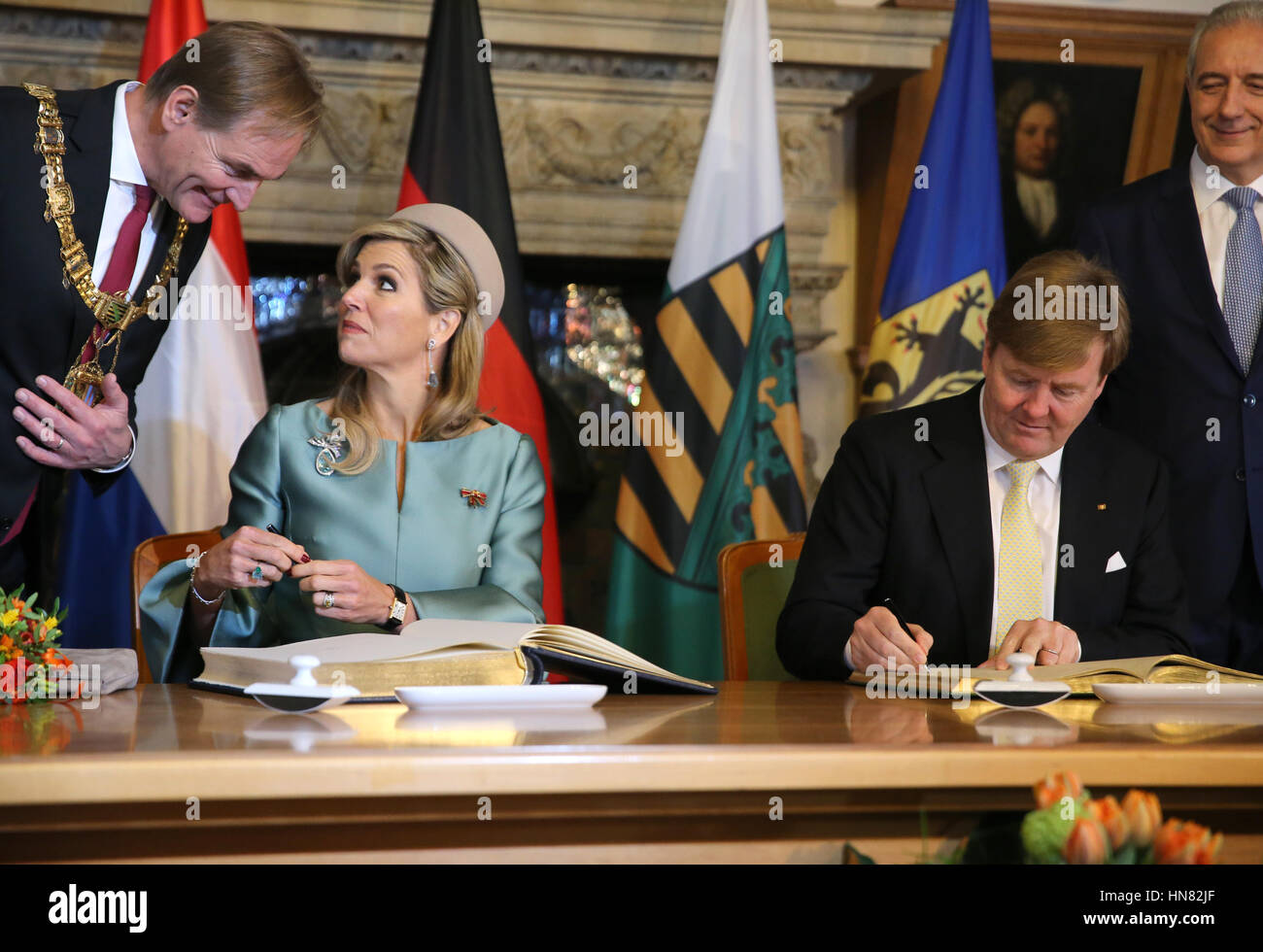 Leipzig Deutschland 9 Februar 2017 Das Niederlandische Konigspaar Willem Alexander Und Maxima Schreiben Einen Eintrag In Das Gastebuch Der Stadt Im Alten Rathaus In Leipzig Deutschland 9 Februar 2017 Sachsischen Staat Premier Stanislaw