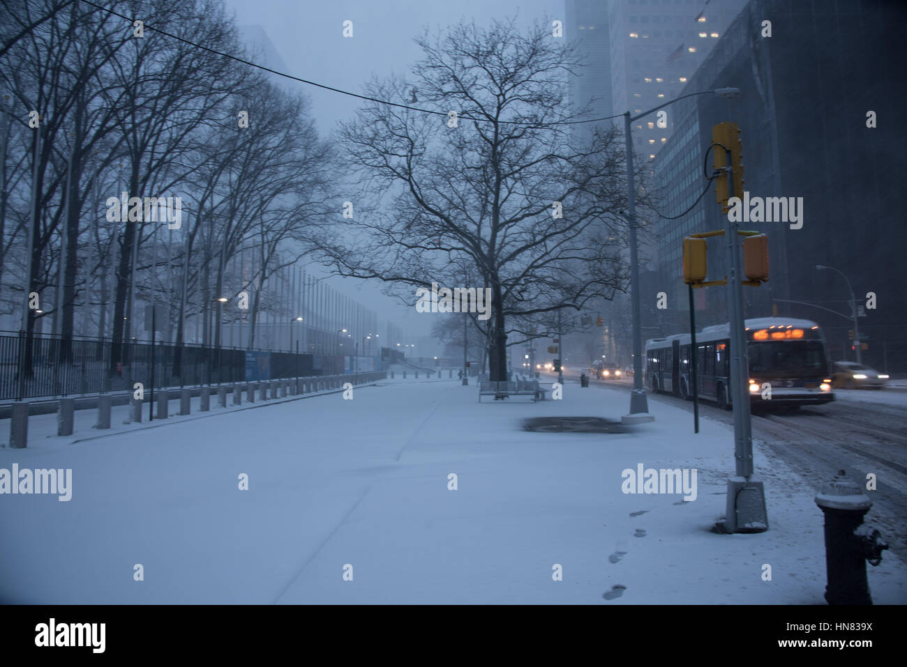 9. Februar 2017 - New York City, New York: Wintersturm Niko trifft New York City. First Avenue bedeckt mit Schnee, vor den Vereinten Nationen Gebäude in Midtown Manhattan. Stockfoto
